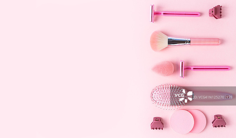粉色背景上的美妆产品排版，温和护肤品，扁平风格，留白，时尚概念图片素材