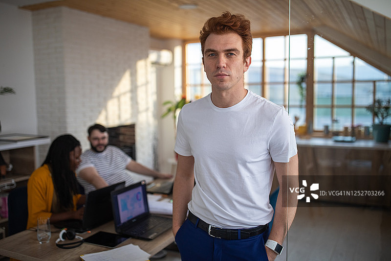 现代办公室里的红发商人图片素材