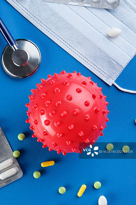 病毒或细菌、医用口罩、听诊器与药物图片素材