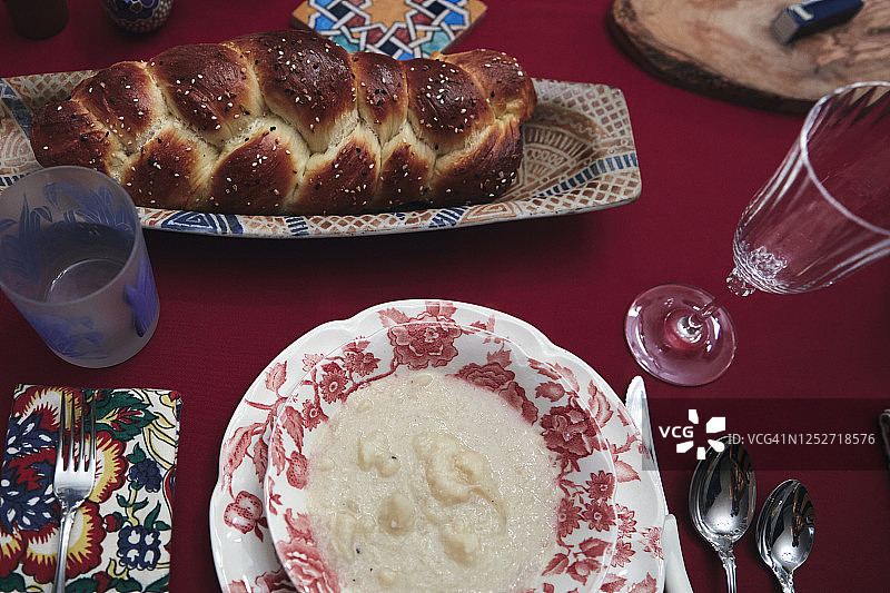 俯拍桌子上的面包和盘子图片素材