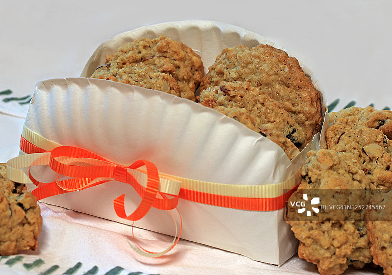 用丝带包装的自制葡萄干杏仁燕麦饼干图片素材