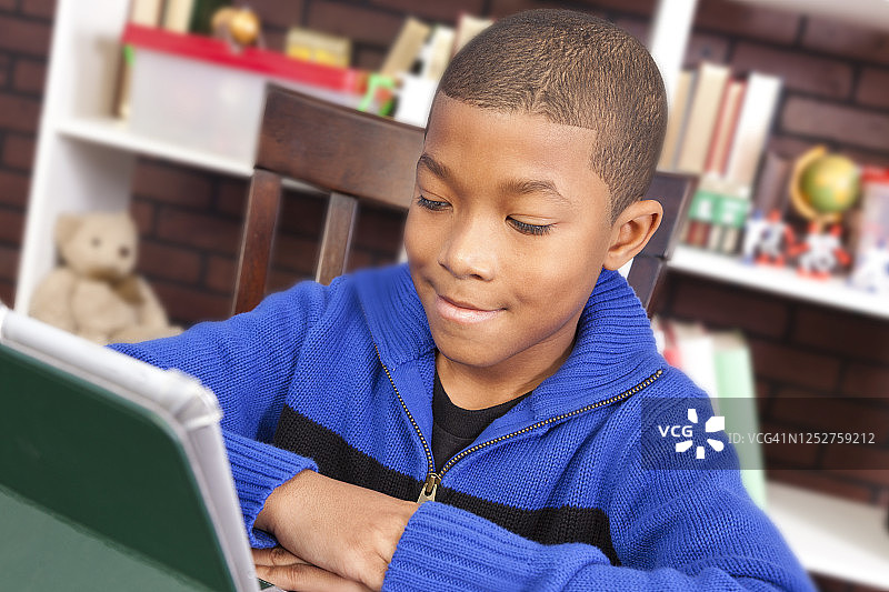 在教室或图书馆里的小学生图片素材