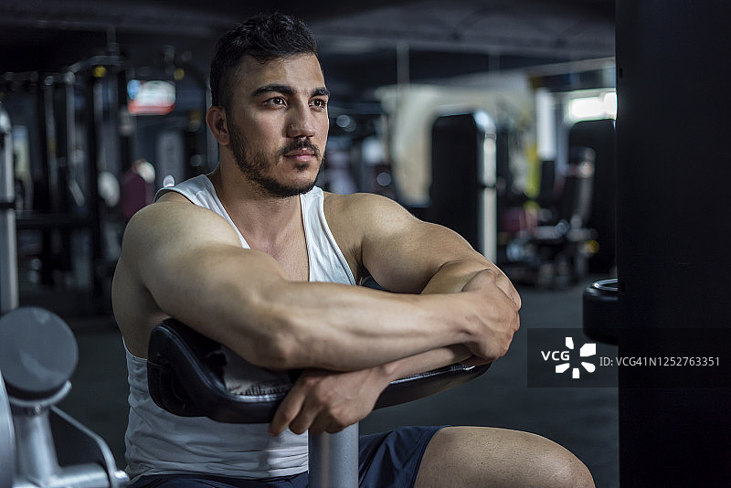 健美运动员展示姿势图片素材