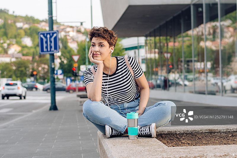 坐在街上享受的女孩图片素材