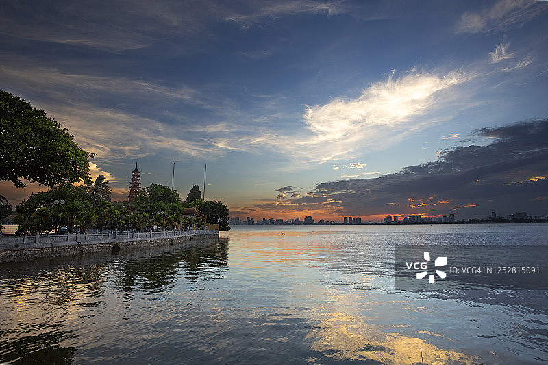 镇国寺日落图片素材