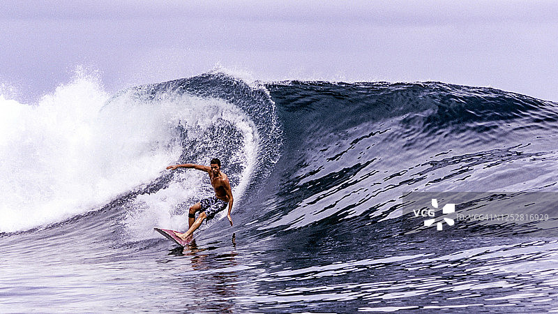 在印度尼西亚莫罗泰岛冲浪图片素材
