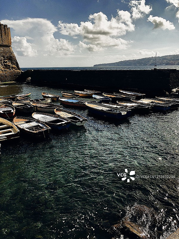 意大利那不勒斯的小型渔船图片素材