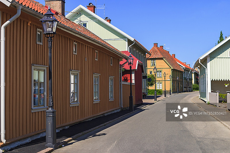 瑞典Hjo市的田园街道和木屋图片素材