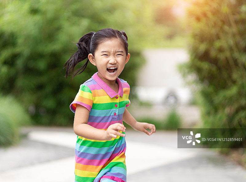 奔跑的可爱小女孩图片素材