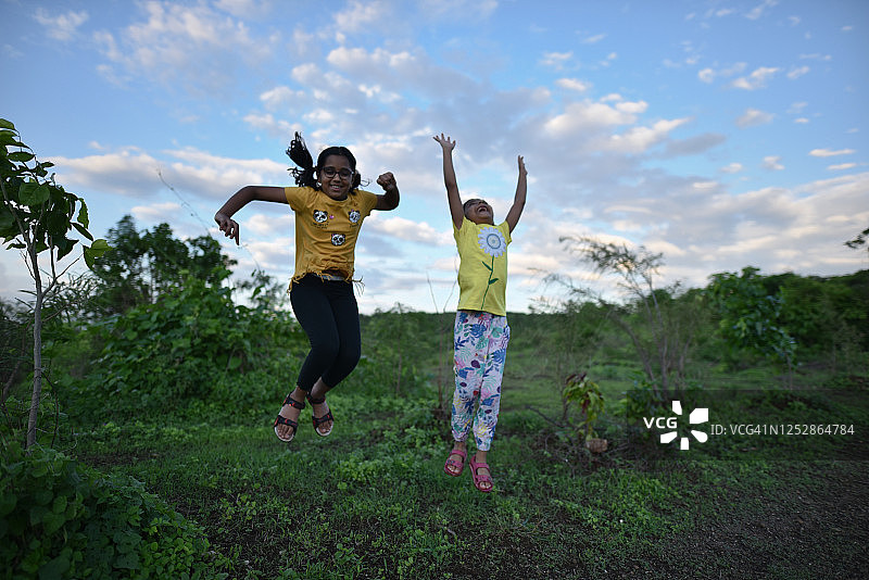 两个快乐跳跃的女孩图片素材