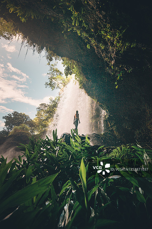 徒步旅行的活跃女孩图片素材