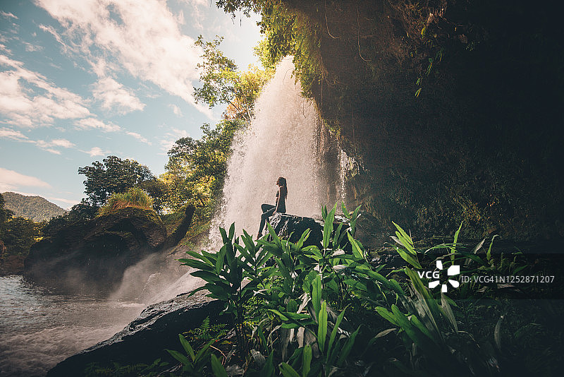 在热带雨林瀑布的女孩图片素材