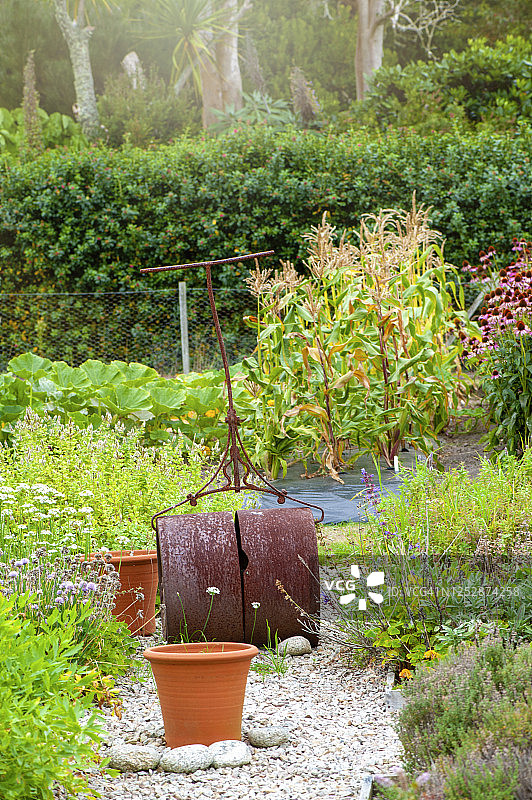 家用花园中的复古铸铁花园滚轮特写图片素材