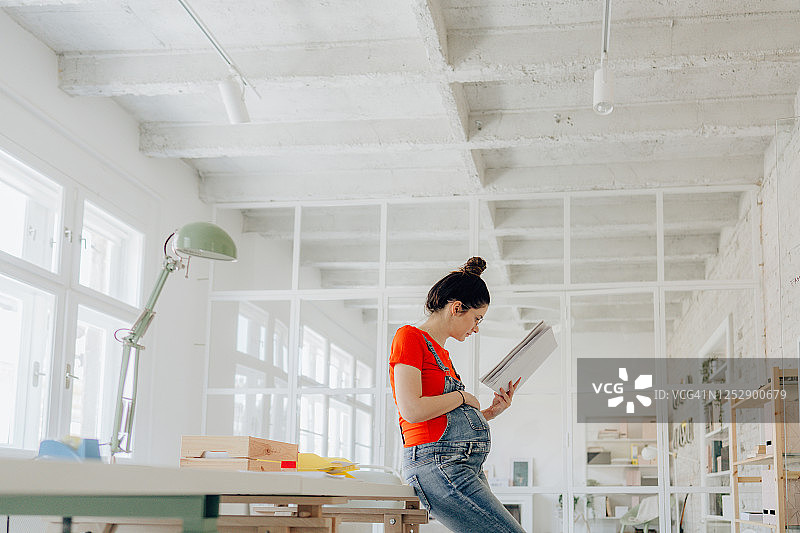 孕期保持忙碌图片素材