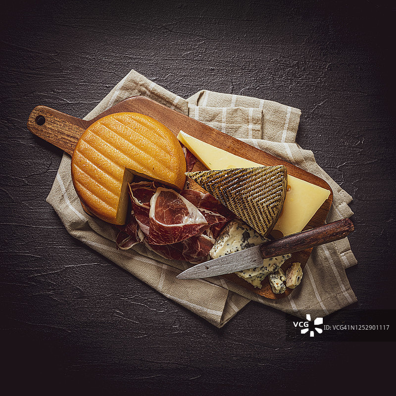 开胃菜：多种奶酪和塞拉诺火腿图片素材