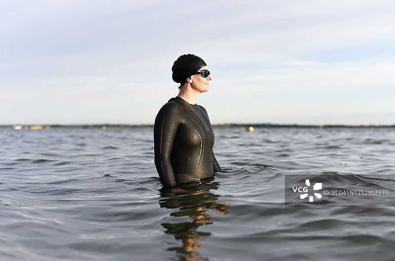 在海里游泳的女人图片素材