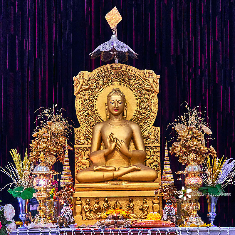 印度瓦拉纳西附近鹿野苑寺庙佛像特写图片素材