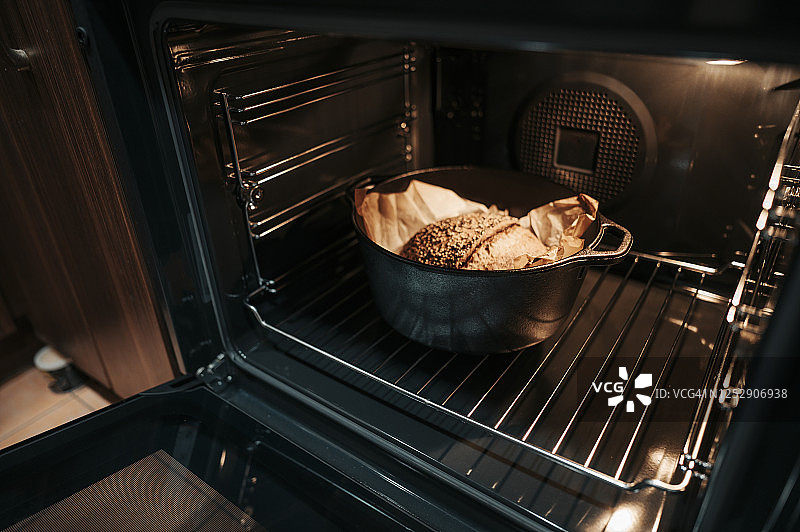 烤箱内铸铁锅中的面团馅饼图片素材