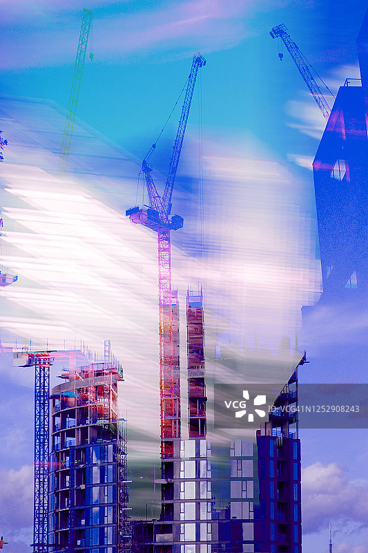 投资与建设：高层建筑与起重机图片素材