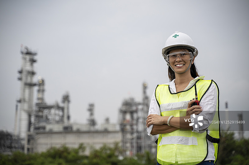 在发电厂从事新项目的女工程师图片素材