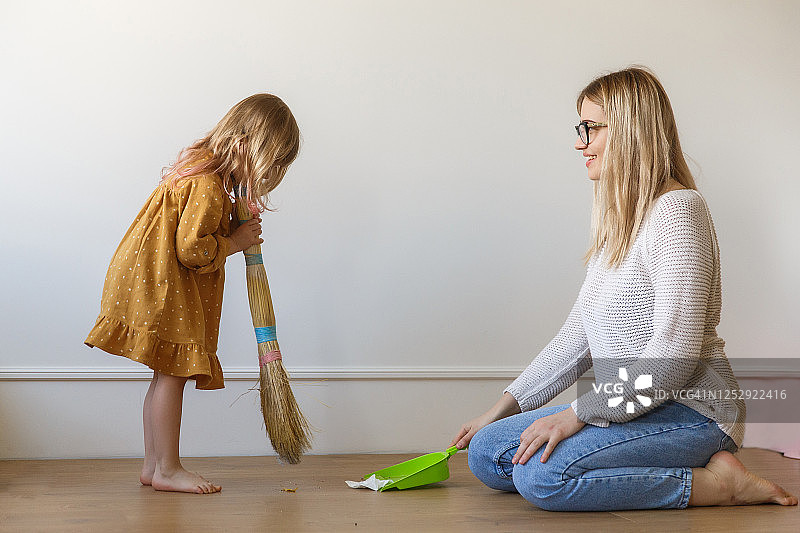 小女孩帮妈妈做清洁图片素材
