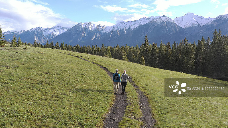 中年夫妇在乡村山间小路徒步旅行图片素材
