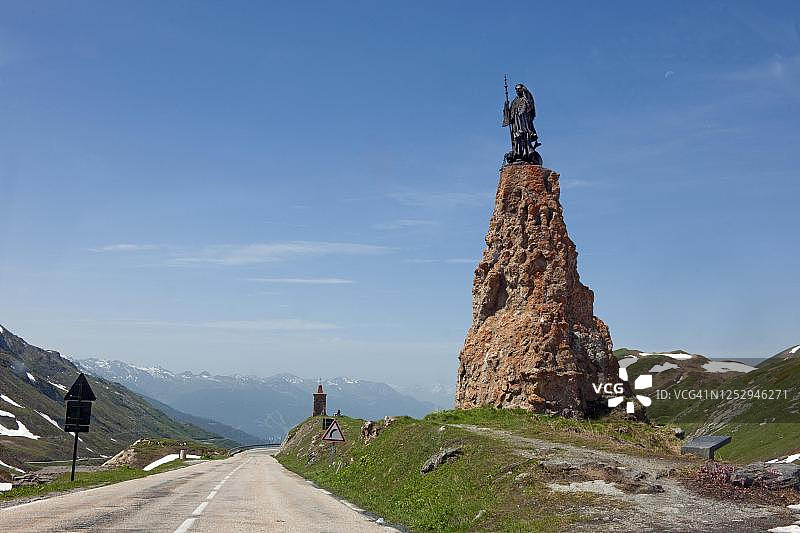 圣伯纳德雕像纪念碑，小圣伯纳德山口，拉蒂于伊勒，瓦莱达奥斯塔，意大利图片素材