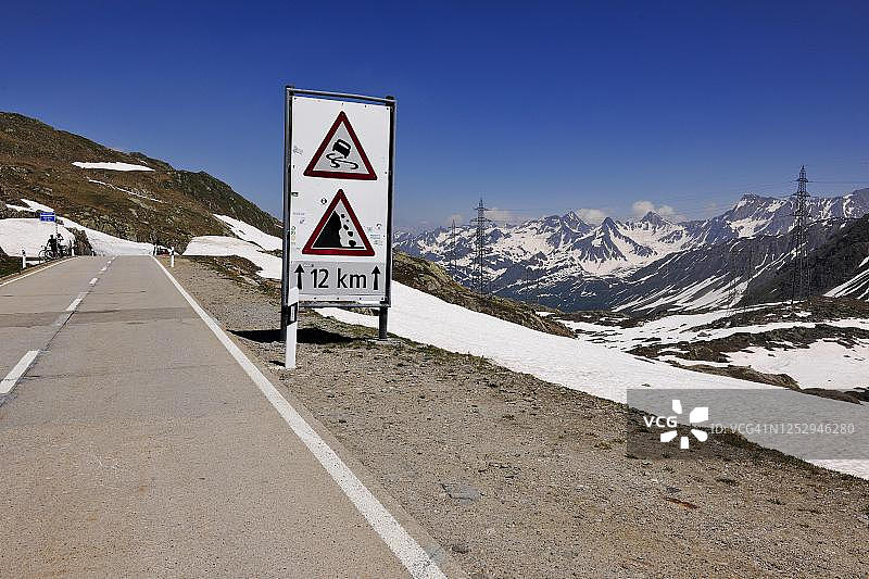 危险弯道交通标志，瑞士瓦莱州图片素材