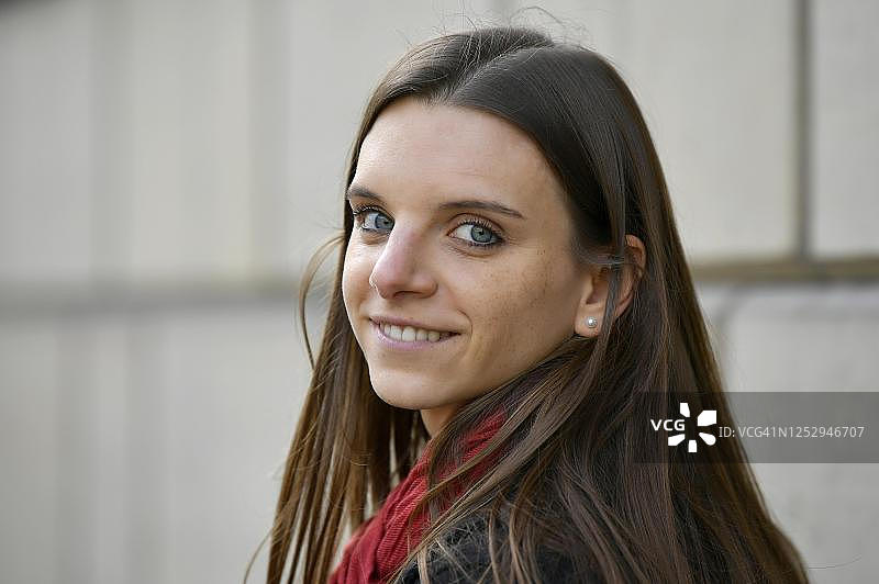 年轻女人回眸，肖像，德国巴登-符腾堡州卡尔斯鲁厄图片素材