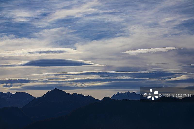 山脉轮廓，从奥地利阿尔陶塞的洛瑟山观看戈绍卡姆山脉和达赫斯坦地块图片素材