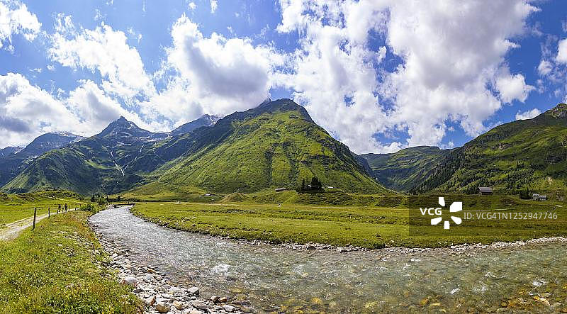奥地利萨尔茨堡纳斯费尔德山谷徒步小径图片素材
