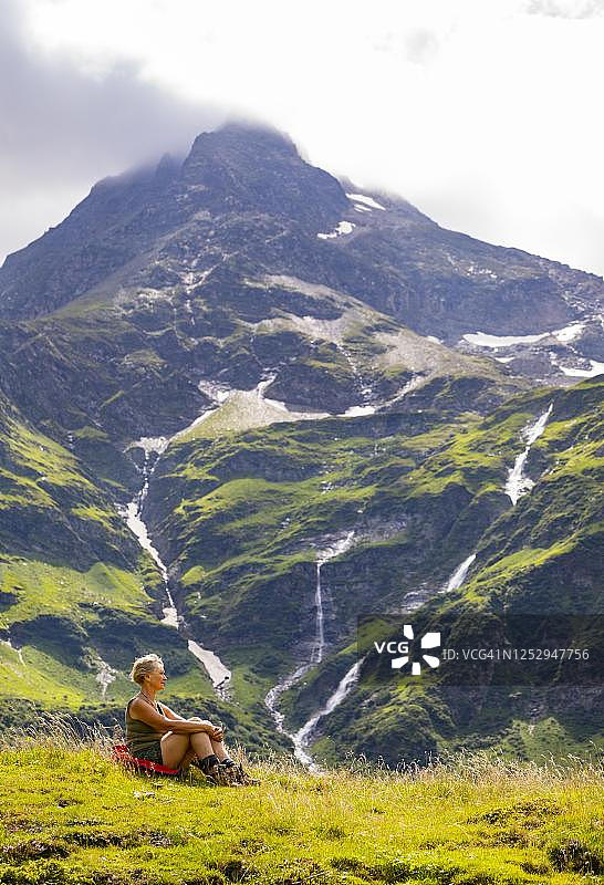 在奥地利萨尔茨堡省巴德加斯泰因霍厄陶恩加斯泰因山谷斯波特格斯泰因纳斯费尔德山谷的徒步旅行者图片素材