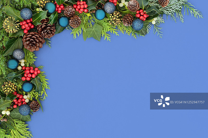 蓝色背景上的节日圣诞边框图片素材