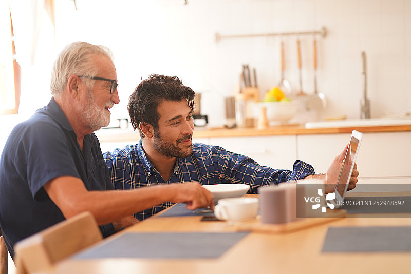 疫情和封锁期间通过笔记本电脑进行视频通话的家庭交流新常态图片素材