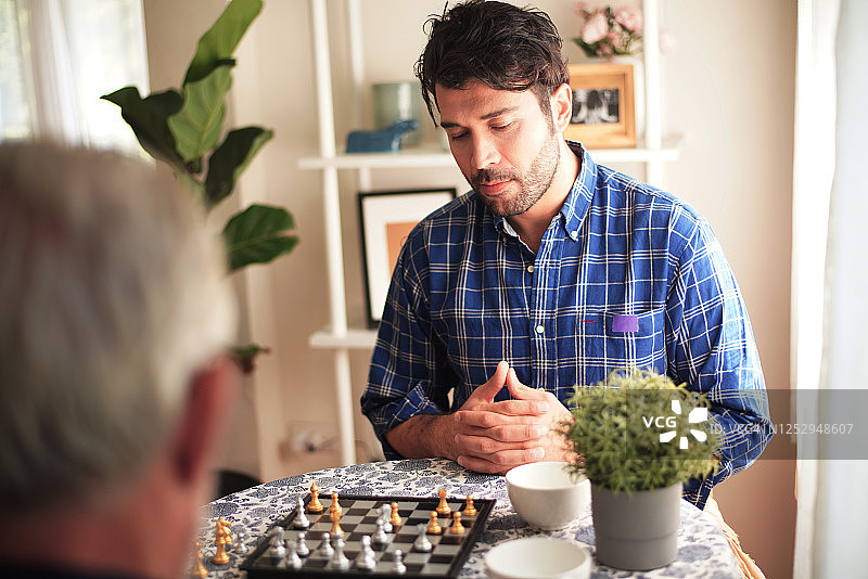 家庭周末一起下棋图片素材