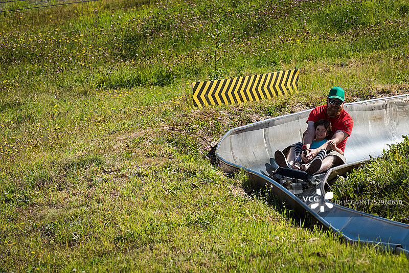 夏日度假中的家庭温馨时光图片素材