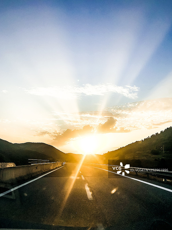 行驶在路上，阳光刺眼图片素材
