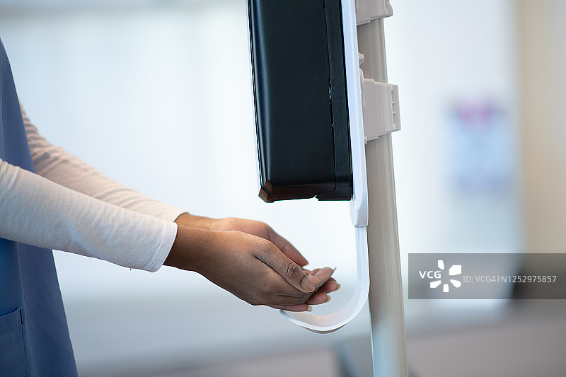 护士在诊所使用免洗洗手液图片素材