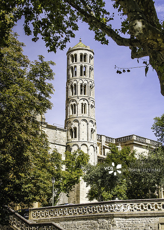 法国南部蓝色天空下的大教堂塔楼图片素材