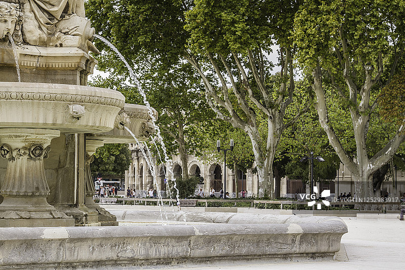 尼姆竞技场和普拉迪埃喷泉图片素材