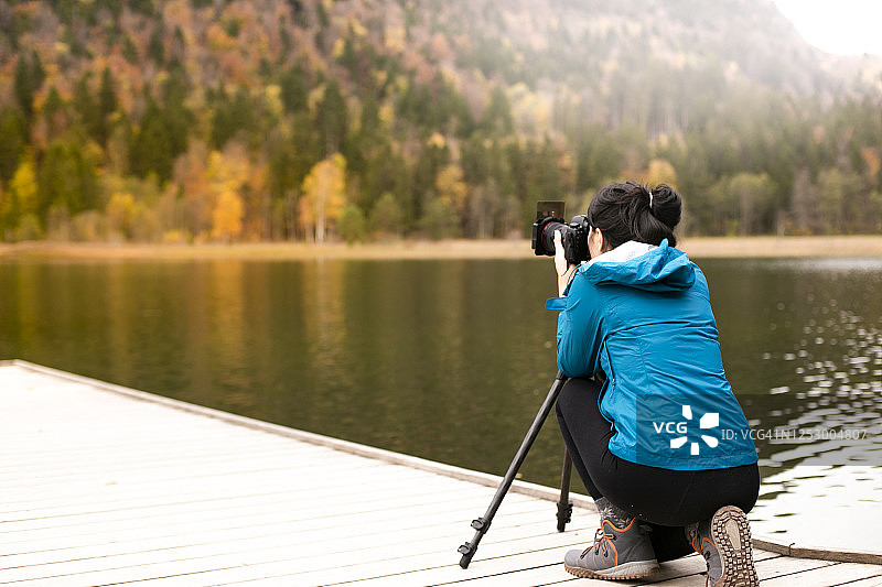 年轻女子拍摄风景图片素材