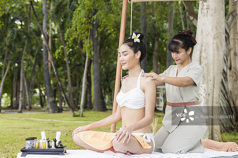 太平洋岛民女人在丛林中接受按摩图片素材