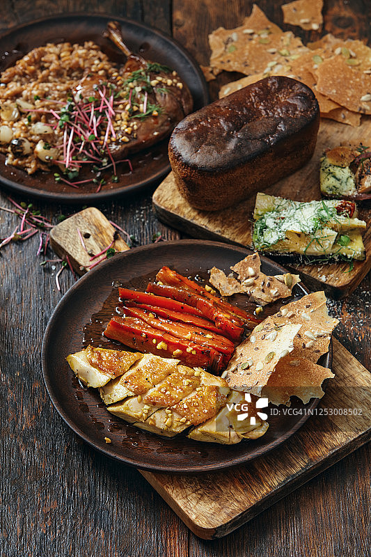 家庭晚餐：低温烹饪鸡胸肉和慢炖鸭腿油封图片素材