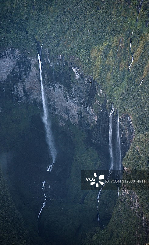 留尼汪岛印度洋悬崖瀑布航拍照片图片素材