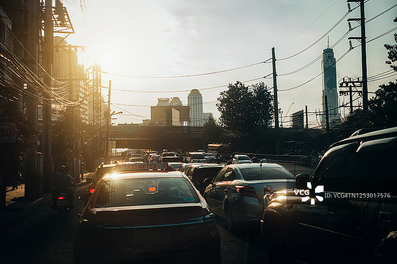 曼谷市中心高峰时段繁忙的城市交通拥堵图片素材