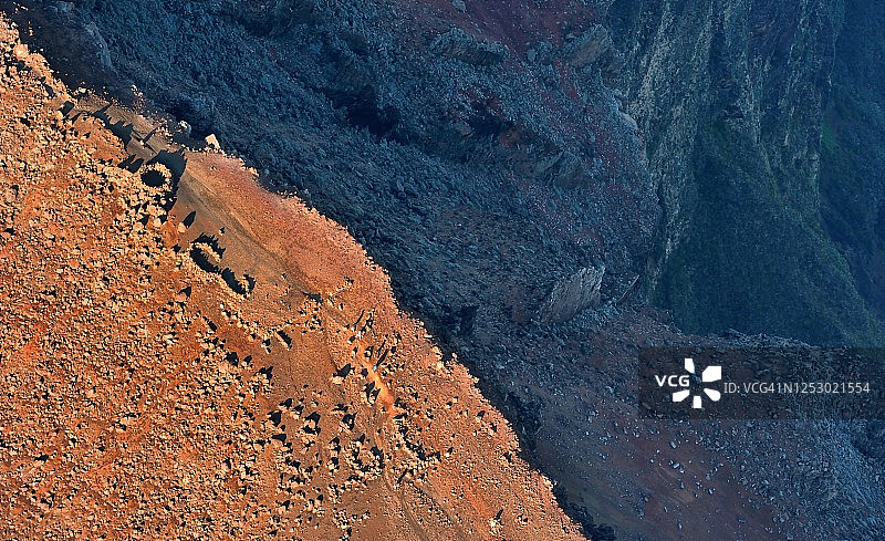 火山口附近悬崖徒步人群航拍照片图片素材