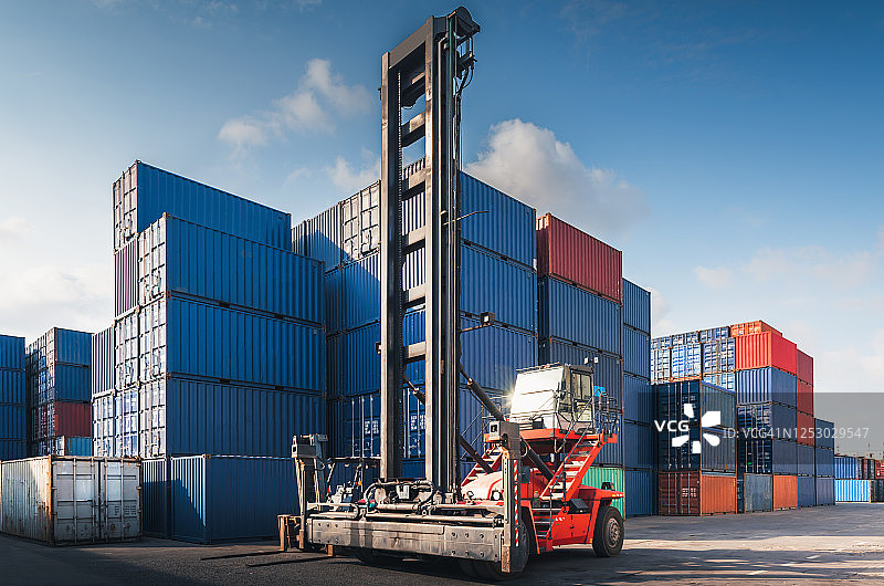 仓库船厂中的货运集装箱运输与叉车装载卡车，商业金融和工业货运图片素材