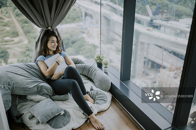 中国亚洲美丽女人在家中休闲读书图片素材