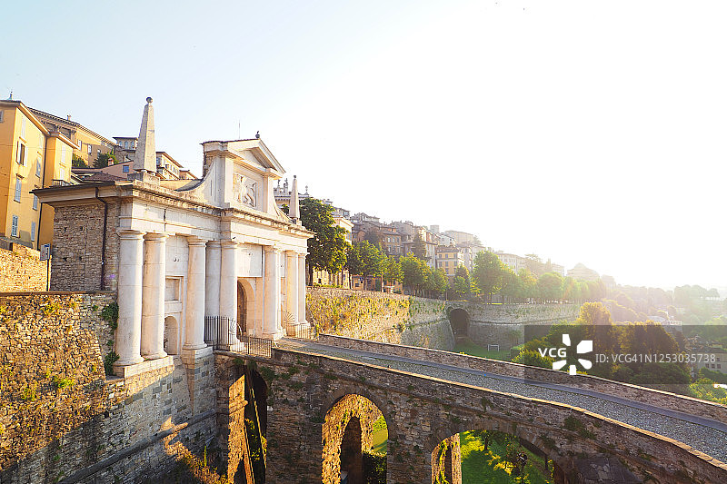 贝加莫圣贾科莫门日出后图片素材