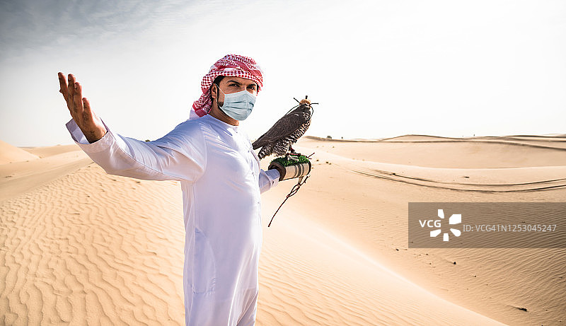 戴口罩的猎鹰人（阿联酋）图片素材